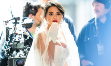 Selena Gomez, îmbrpcată în rochie de mireasă pentru a ilustra cele mai scumpe ținute purtate de artistă