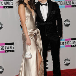 Selena Gomez, alături de Justin Bieber, pe covorul roșu la American Music Awards în 2011