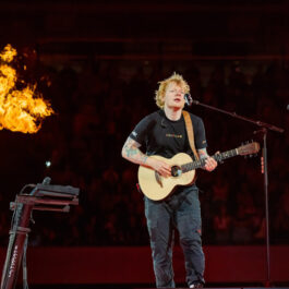 Ed Sheeran are una dintre cele mai îndrăgite melodii. În imagine este cântărețul pe o scenă.