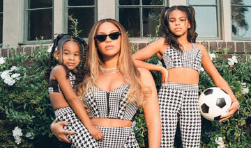 Beyonce vrea să devină din nou mamă. Ea are deja două fete cu care face reclame la piesele ei. Blue Ivy și Rumi sunt împreună cu mama lor. Toate trei au salopete asortate, în carouri alb cu negru.