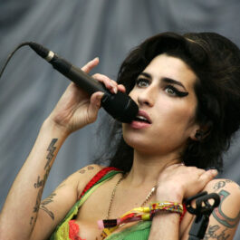 Fostul soț al lui Amy Winehouse a recunoscut că a făcut „greșeli” în timpul relației lor. Aici ea cântă pe scenă. Poartă o rochie colorată și este machiată așa cum îi plăcea ei cel mai mult