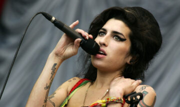 Fostul soț al lui Amy Winehouse a recunoscut că a făcut „greșeli” în timpul relației lor. Aici ea cântă pe scenă. Poartă o rochie colorată și este machiată așa cum îi plăcea ei cel mai mult