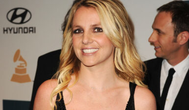Britney Spears a fost surprinsă cu Paul Richard Soliz. Aici este foarte z\mbitoare ;i poartă o rochie neagră cu un decolteu extrem de îndrăzneț