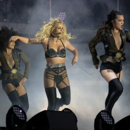 Britney Spears s-a filmat în timp ce dansa cu două cuțite în mână. Aici este pe scenă și dansează alături de echipa ei