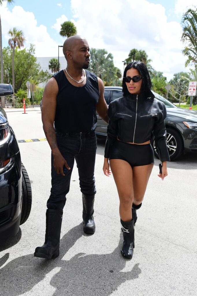 Chaney Jones, într-o ținută de culoare neagră, alături de Kanye West