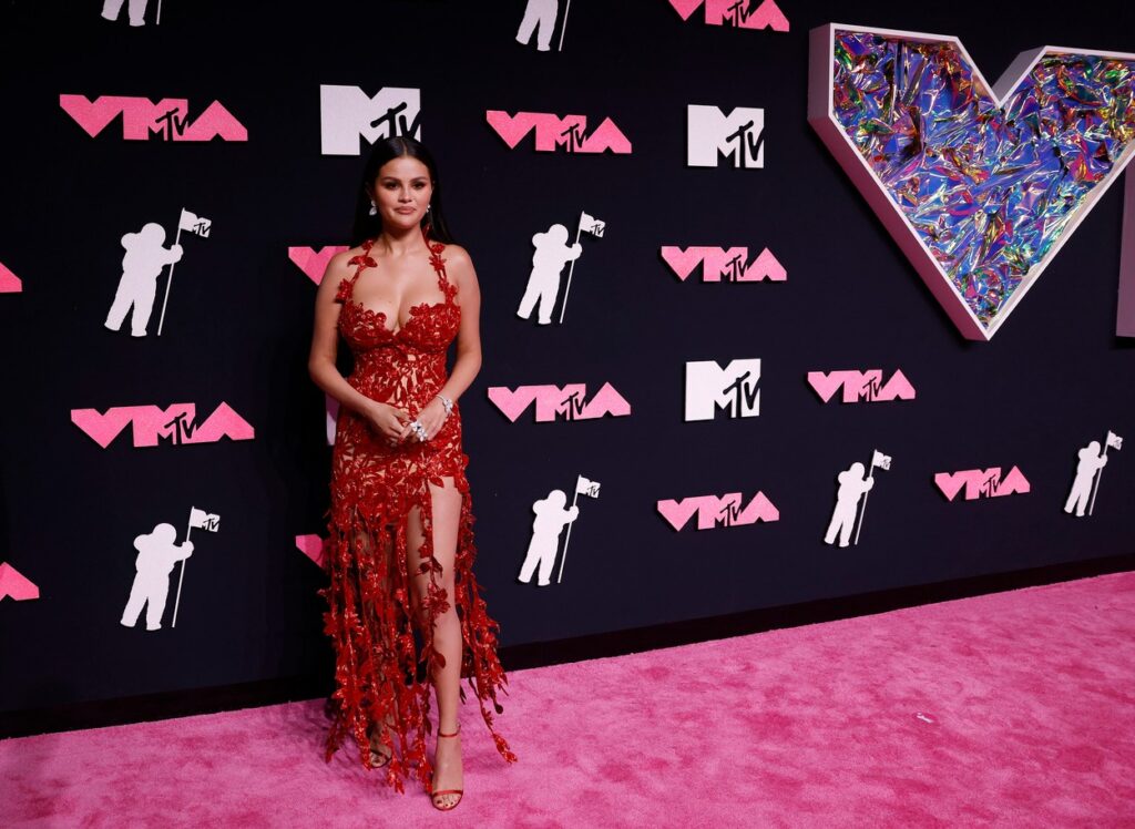 Selena Gomez a ales o rochie specială de culoare roșie