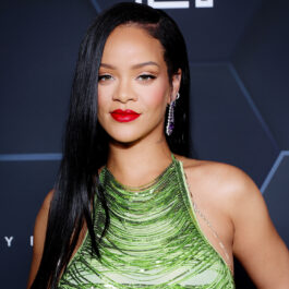 Rihanna poartă o rochie verde care îi scoate în evidență machiajul simplu. Are părul lăast pe spate și cercei lungi, strălucitori. Cea care i-a făcut machiajul a dezvăluit cun să-ți cureți pensulele de machiaj.