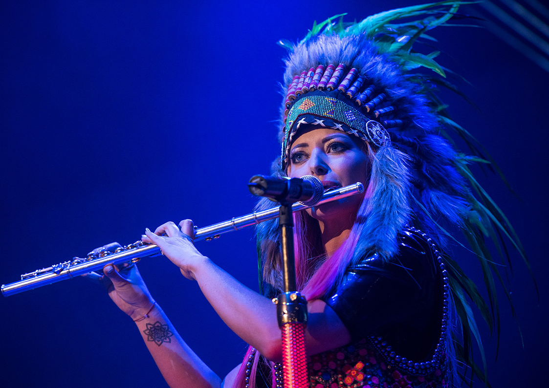 Delia pe scenă cântă la flaut și pe cap are o pălărie de indian. Fanii au fost încântați când au văzut-o pe Delia în costum de baie