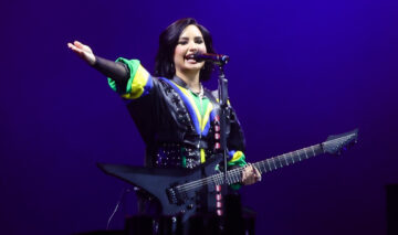 Demi Lovato a fost fotografiată tristă după concertul din Brazilia. Aici este pe scenă, cu chitara în mână și își salută fanii