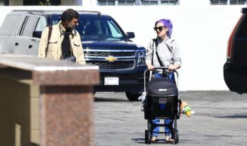 Kelly Osbourne, pe stradă, cu copilul în căruț