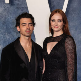 Joe Jonas și Sophie Turner, la un eveniment la care el poartă un costum negru, iar ea o rochie neagră elegantă, cu dantelă