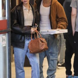 Justin și Hailey Bieber s-au îmbrăcat lejer la o ieșire în Los Angeles. S-au asortat de această dată cu pantaloni din denim și geci de piele