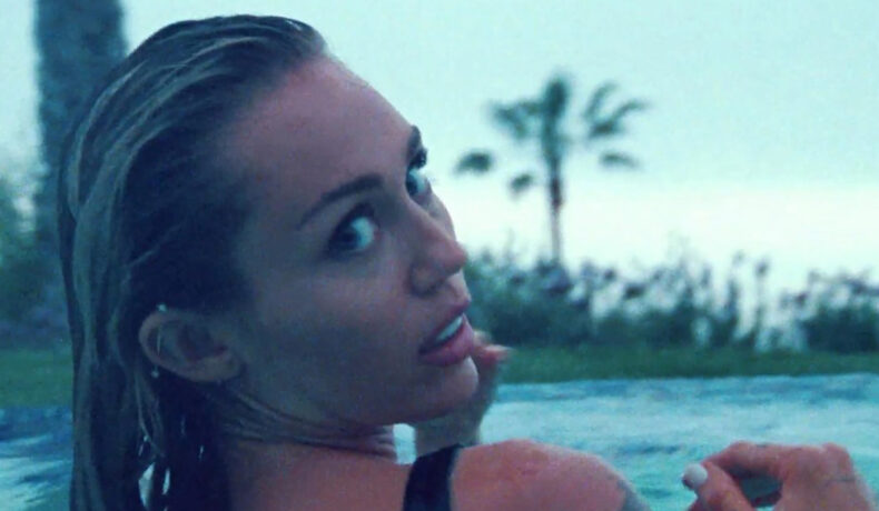 Miley Cyrus și-a arătat silueta perfectă în timpul unei vacanțe în Hawaii. A fost fotografiată într-un costum de baie minuscul