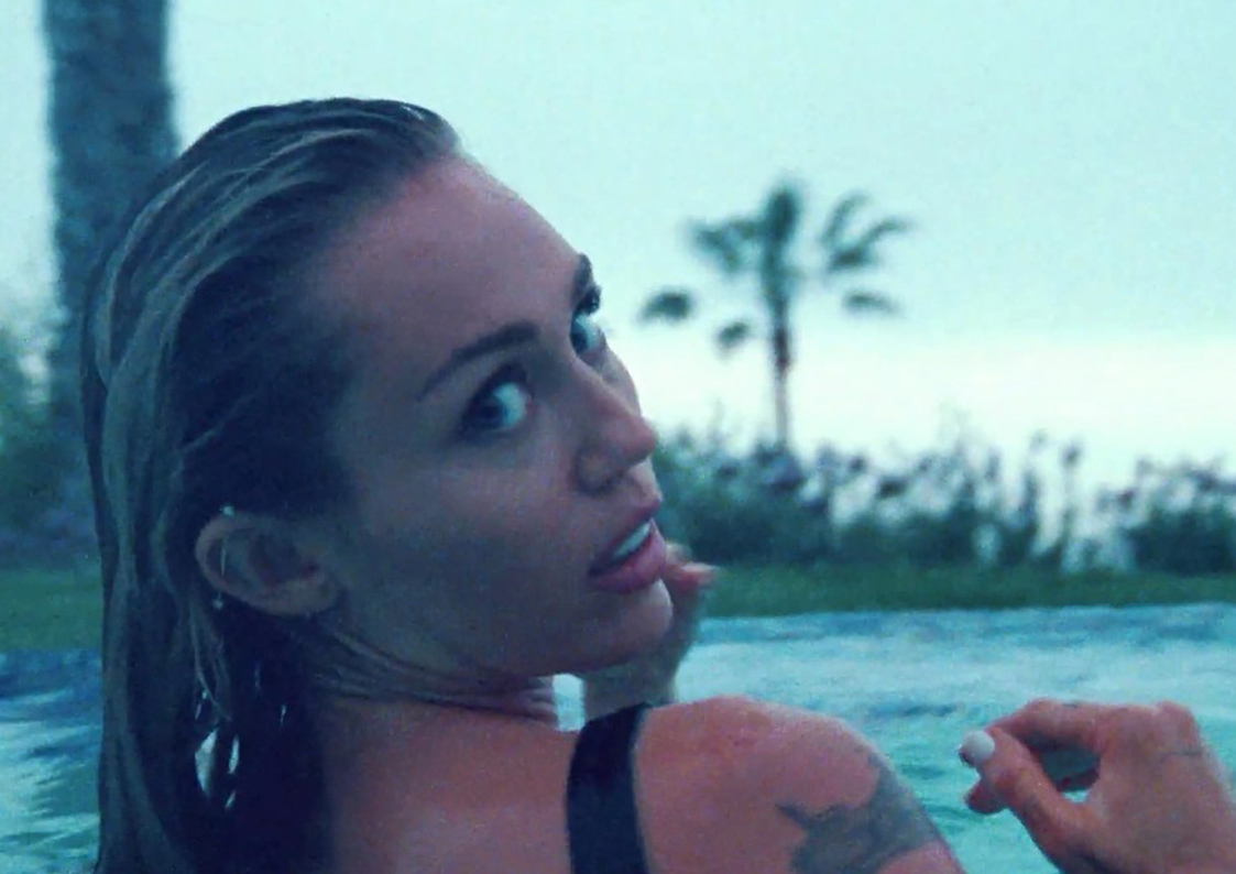 Miley Cyrus și-a arătat silueta perfectă în timpul unei vacanțe în Hawaii. Are părul ud, dat pe spate și i se văd tatuajele