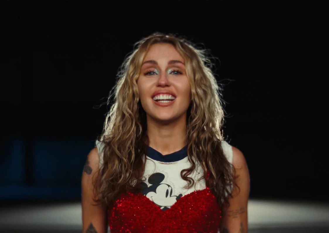 Miley Cyrus și-a schimbat culoarea părului. A renunță la blond și a optat pentru o nuanță închisă