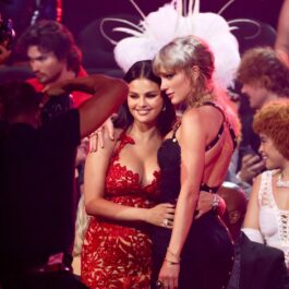 Poza cu Selena Gomez și Taylor Swift care a strâns peste 15 milioane de like-uri. Amândouă sunt îmbrăcate elegant