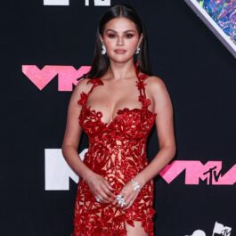 Selena Gomez a atras toate privirile cu un decolteu îndrăzneț și cu postura elegantă