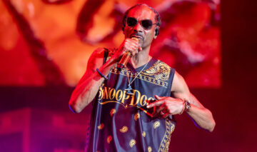 Snoop Dogg vorbește despre fobia de cai. Pe scenă este în mediul în care se simte cel mai bine. Aici poartă un tricou albastru, lejer, pe care scrie chiar numele lui