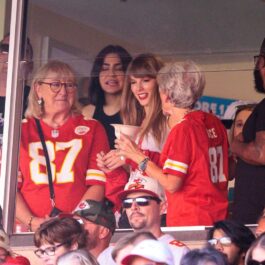 Taylor Swift a trăit la maximum experiența alături de mama lui Travis Kelce în tribuna VIP