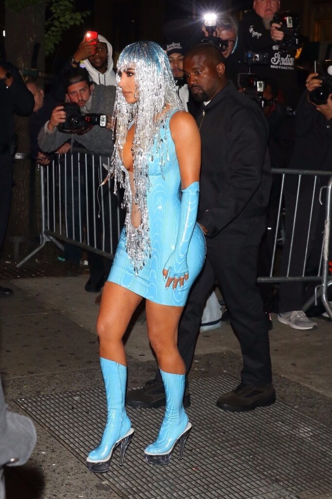 Kim Kardashian, cu o perucă bizară pe cap, într-o rochie din latex albastru