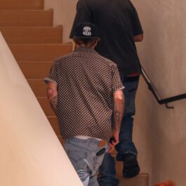 Justin Bieber a fost fotografiat cu o cămășă cu buline și jeanși în timp ce urca e niște scări