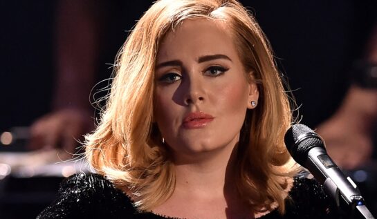 Adele și-a întrerupt spectacolul din Vegas. Cântăreața i-a adus un omagiu lui Matthew Perry