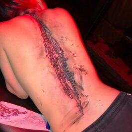 Billie Eilish și-a făcut un tatuaj masiv pe spate. Imaginea care a strârnit controverse în rândul fanilor. Este făcut pe toataă coloana