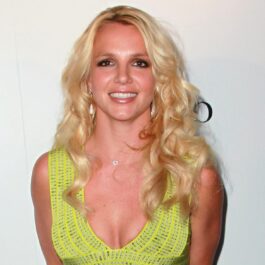 Britney Spears vopsită blond îmbrăcată cu o rochie galbenă
