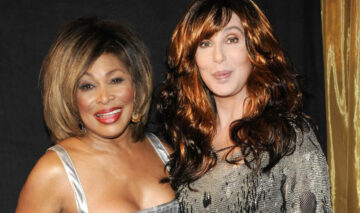 Cher, alături de Tina Turner, ambele îmbrăcate în haine de culoare argintie, sexy