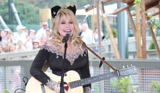 Dolly Parton a mărturisit că a fost agresată de bunicul ei. Bărbatul o lovea pentru că nu îi plăcea cum se îmbrăca: „Mă rănea atât de tare”