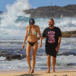 Kevin Federline și Victoria Prince au fost surprinși plimbându-se pe plajă. Ea poartă un costum de baie și șapcă, iar el are pantaloni scurți negri și un tricou cu mânecă scurtă tot negru