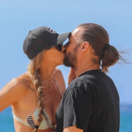 Fostul soț al lui Britney Spears a fost surprins la plajă alături de soție. Cei doi s-au sărutat în văzul tuturor. Ea a purtat o șapcă și ochelari de soare iar el un tricou negru și a avut părul prins la spate