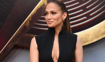 Jennifer Lopez a fost fotografiată în lenjerie intimă. Artista a pozat la un eveniment. Poartă o rochie neagră, elegantă, cu un decolteu generos