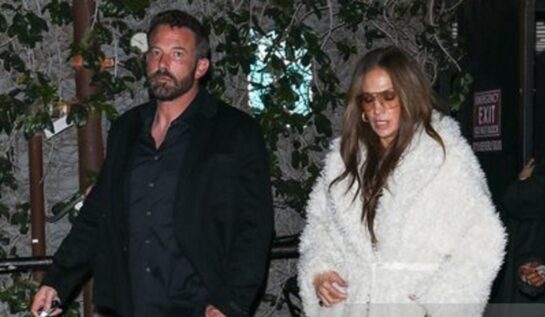 Jennifer Lopez a fost suprinsă purtând un palton pufos. Cântăreața a fost fotografiată alături de soțul ei, Ben Affleck