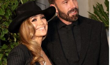 Jennifer Lopez și Ben Affleck îmbrăcați ambii în negru din cap până în picioare