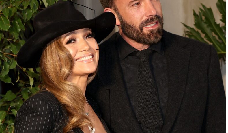 Jennifer Lopez și Ben Affleck îmbrăcați ambii în negru din cap până în picioare