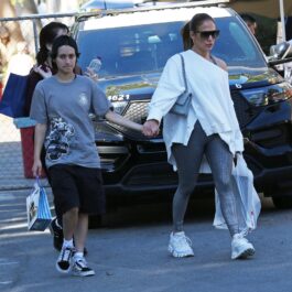 Jennifer Lopez și Emme au mers împreună la cumpărături și au ieșit râzând și cu plase în care au pus ceea ce au cumpărat