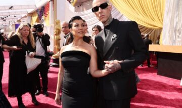 Kourtney Kardashian şi soţul ei, Travis Barker, îmbrăcaţi elegant pentru un eveniment
