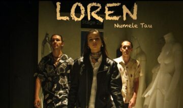Loren, într-o jachetă neagră din piele, cu mai multe coliere la gât, alături de doi băieți