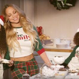 Mariah Carey și cei doi copii îmbrăcați crăciunistic pregătind fursecuri