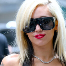 Miley Cyrus a ieșit în public fără pic de machiaj. Aici are ochelari mari de soare la ochi, care îi ascund privirea și un lanț de argint la gât