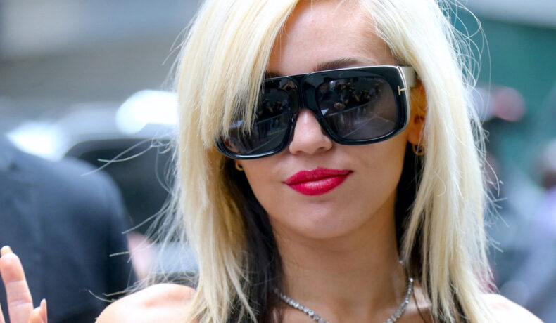 Miley Cyrus a ieșit în public fără pic de machiaj. Aici are ochelari mari de soare la ochi, care îi ascund privirea și un lanț de argint la gât