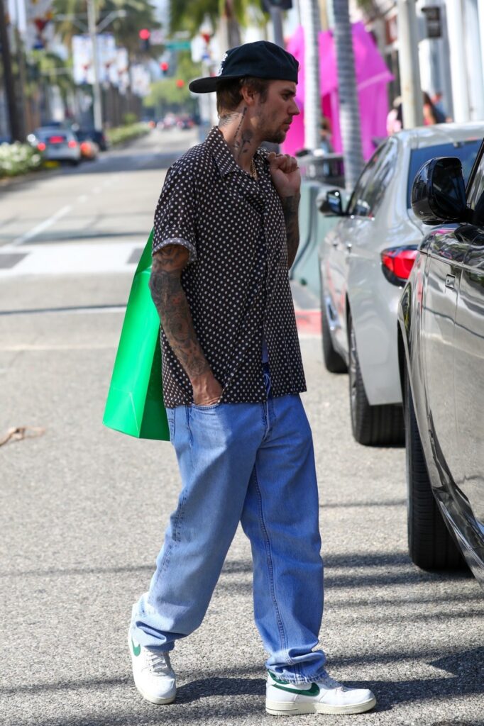 Justin Bieber a fost fotografiat cu o cămășă cu buline și jeanși