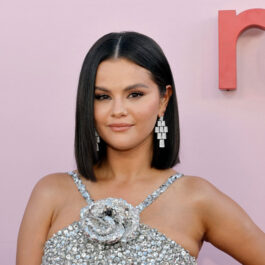 Selena Gomez povestește despre clipele grele prin care a trecut. Acum arată superb într-o rochie argintie cu o floare mare în față și cu cercei supradimensionați la urechi