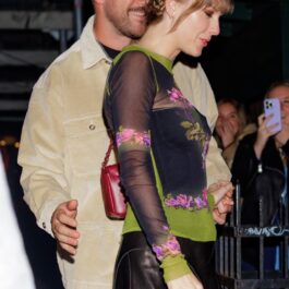 Taylor Swift și iubitul ei și-au oferit atingeri tandre în public. El o ține protector de spate