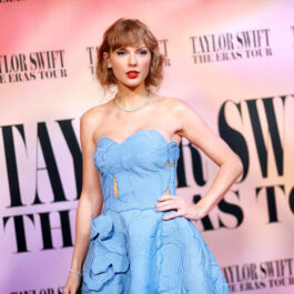 Taylor Swift și iubitul ei și-au oferit atingeri tandre în public. Aici cântăreața este la un eveniment și poartă o rochie elegantă, albastru deschis, cu umerii goi