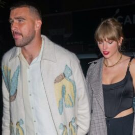 Travis Kelce și Taylor Swift ținându-se de mâna îmbrăcați elegant pentru o seară în oraș