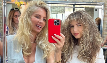 Andreea Bănică face o poză cu telefonul cu fiica ei, Sofia