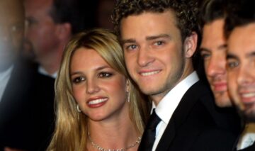 Britney Spears și Justin Timberlake fotografiați într-o mulțime de oameni îmbrăcați elegant