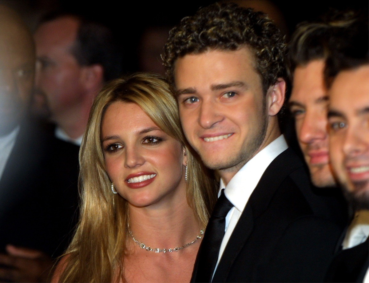 Britney Spears și Justin Timberlake fotografiați într-o mulțime de oameni îmbrăcați elegant